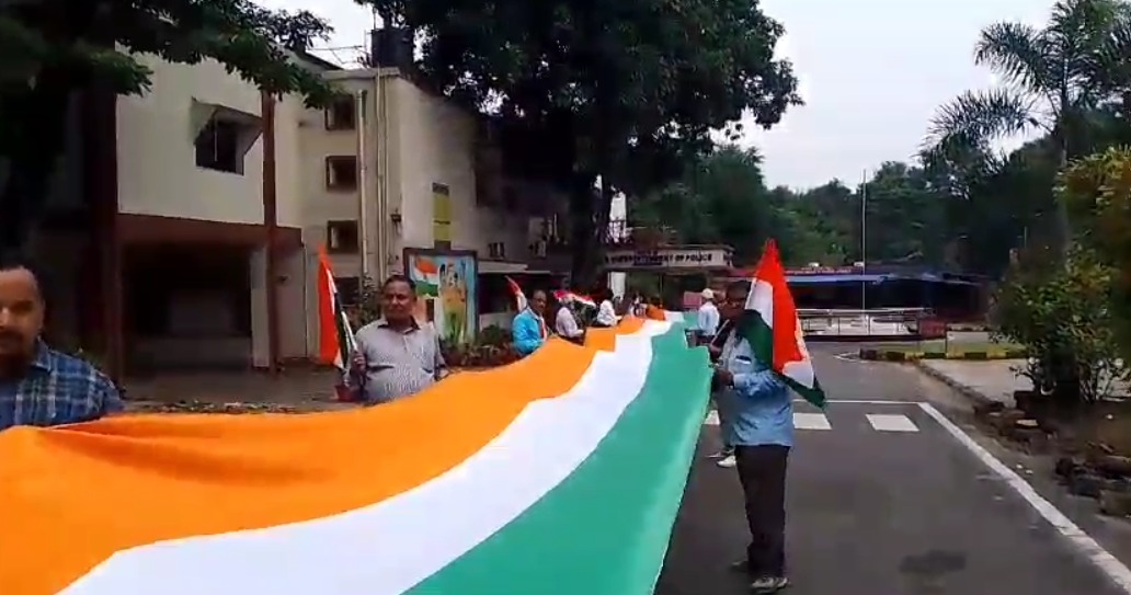 इस गणतंत्र दिन अपने नाम के साथ अपने देशप्रेम का इजहार करें, अपनी डीपी फ्री  में बनाएं।